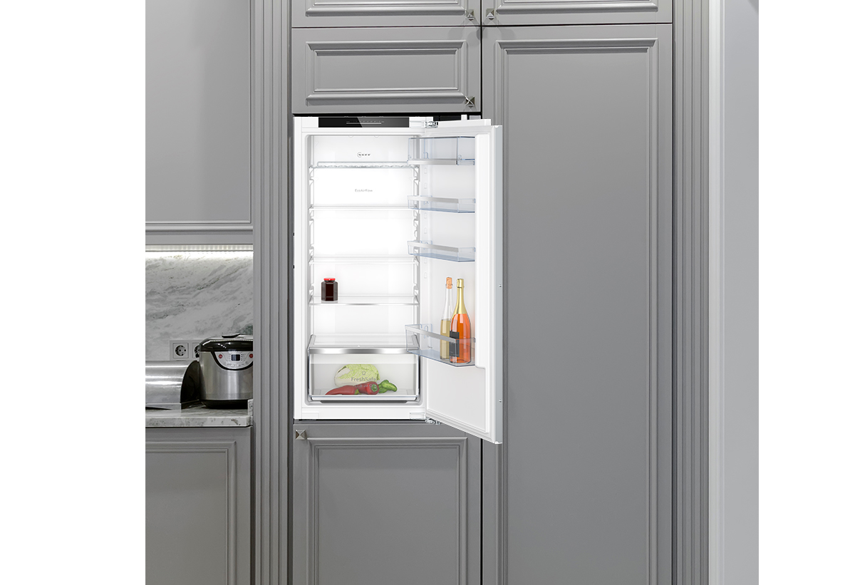 Απεικονίζεται το μονόπορτο ψυγείο εντοιχισμένο σε κουζίνα με γκρι έπιπλα